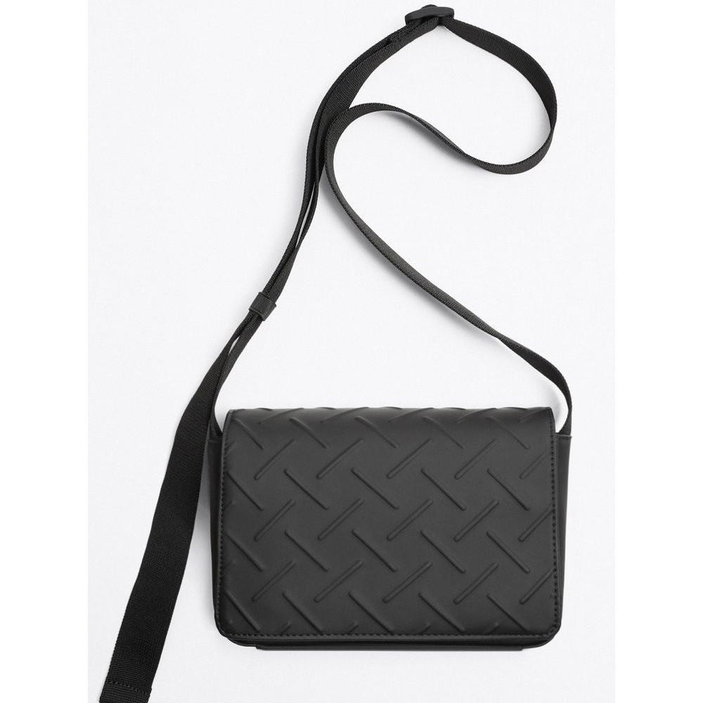 Zara2024 ฤดูใบไม้ผลิฤดูร้อนสไตล์ใหม่กระเป๋าผู้ชายสีดําพนังกระเป๋าสะพายไหล่เรียบง่ายลําลองทุกการแข่ง