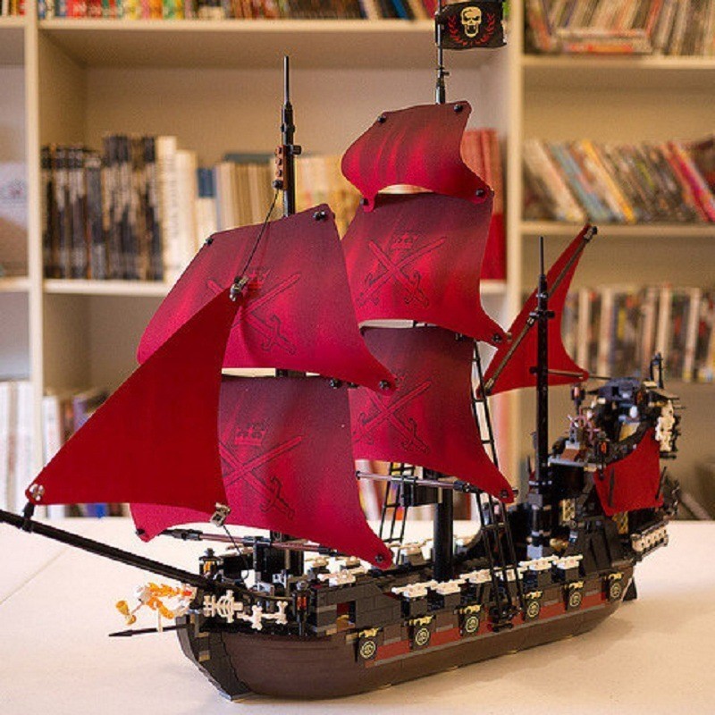 เข้ากันได้กับ Lego 4195 Queen Anne Reveage Ship Building Blocks Pirate of The Caribbean ของเล่น
