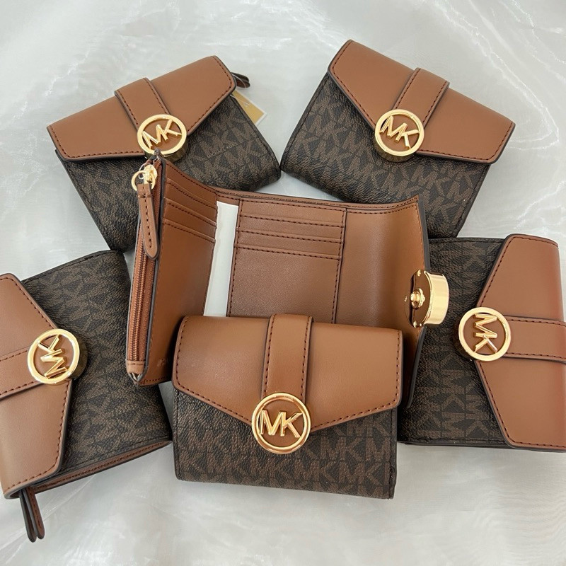 แท้ พร้อมส่ง MK CARMEN MEDIUM FLAP BIFOLD WALLET IN SIGNATURE BROWN 35S2GNMF8B