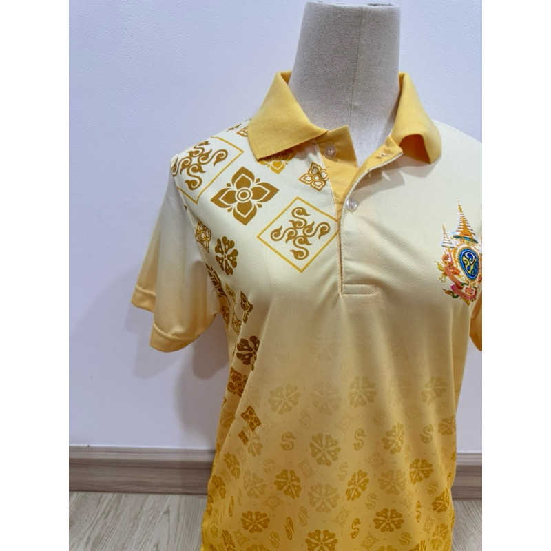 เสื้อเหลืองตราสัญลักษณ์ ลายดอกรักราชกัญญาสีอ่อน