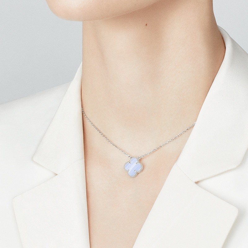 ♞,♘,♙[พร้อมกล่องบรรจุภัณฑ์] Vca Van Cleef & Arpels Alhambra สร้อยคอ จี้ใบไม้สี่แฉก สีขาว สีทอง weq