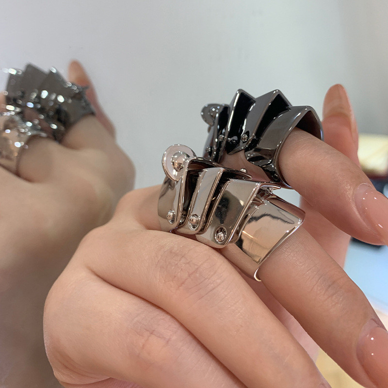 [WESTWOOD Vivienne] Seiko Four-Section Armor Knuckle Ring Saturn Planet Index Finger Ring Metal Pun