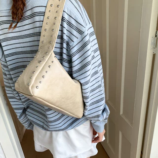 Rivet Fashion ใหม่กระเป๋าสะพายส่วนบุคคลที่ทันสมัยทันสมัย Retro Solid Dumpling Bag Bag Shoulde