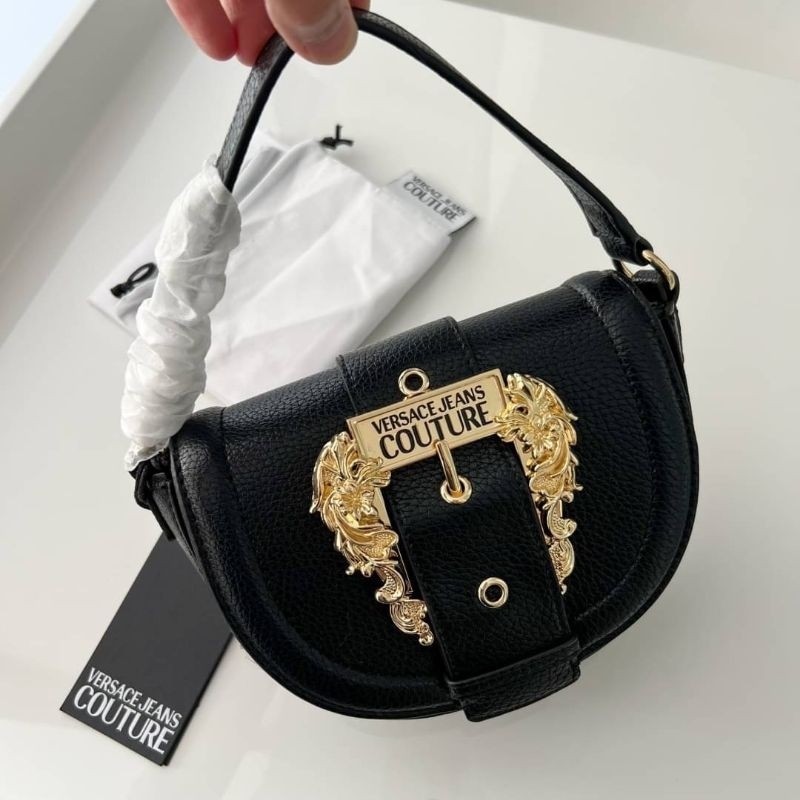 ♞New Versace Jeans Couture Baroque Buckle Foldover Top Tote Bag กระเป๋าสะพายใบเล็ก หูหิ้วถือได้ สีด