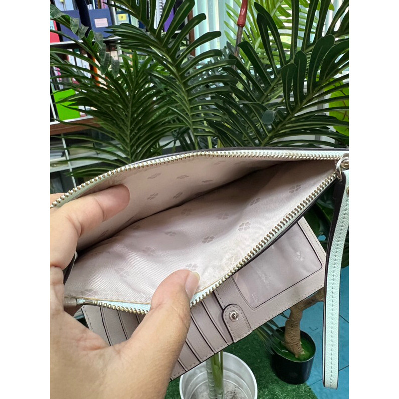 ส่งต่อ kate spade ***แท้***กระเป๋าสตางค์คล้องมือ สีฟ้าพาสเทล