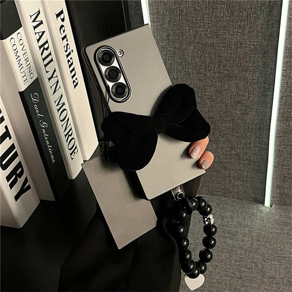 หรูหราเกาหลี ins กํามะหยี่สีดําโบว์เคสโทรศัพท์พร้อมสร้อยข้อมือสําหรับ Galaxy Z พับ 5 6 Z Fold6 Fold5 Zfold6 ฝาหลังกันกระแทก