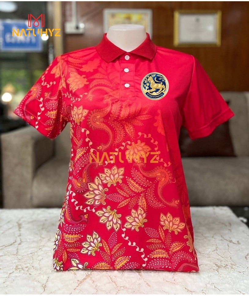 สีแดง เสื้อโปโล พิมพ์ลาย ทรงผู้ชาย ทรงผู้หญิง(เลือกตราหน่วยงานได้ สาธารณสุข สพฐ อปท มหาดไทย อสม สำนักงานคณะกรรมการการศึกษาพื้นฐาน)P14