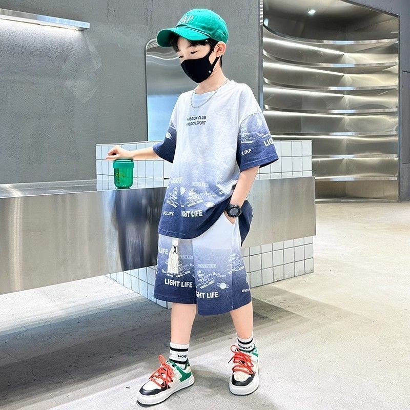 Akaki🌐 เสื้อผ้าเด็ก ชุดแขนสั้นเด็กชายฤดูร้อน กีฬากางเกงขาสั้นห้าจุด เด็กผู้ชายขนาดกลาง เท่ห์ หล่อแ
