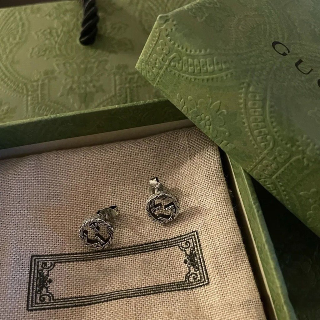 Gucci S925 เงินสเตอร์ลิง Double G ต่างหูสําหรับผู้ชายและผู้หญิง, รูปแบบบิดแฟชั่น, บุคลิกภาพย้อนยุคเ
