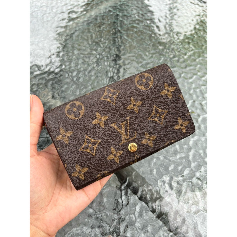 Lv Tresor wallet มือสองของแท้ค่ะ (รบกวนทั่กแชทก่อนสั่งค่ะ)