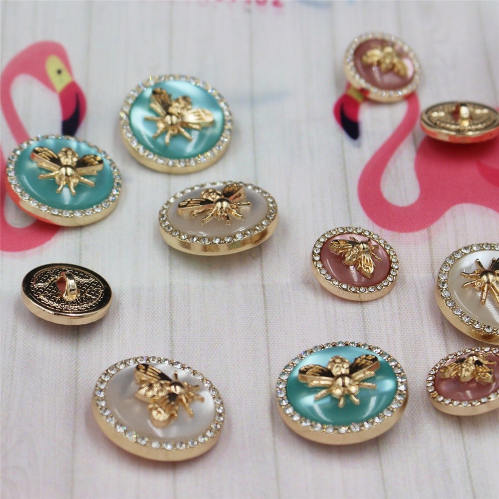 10 ชิ้น/ล็อตขายส่งเสื้อผ้าตกแต่งปุ่ม Super Beautiful Bee Design Rhinestone ปุ่มสําหรับเสื้อผ้าผู้หญิ