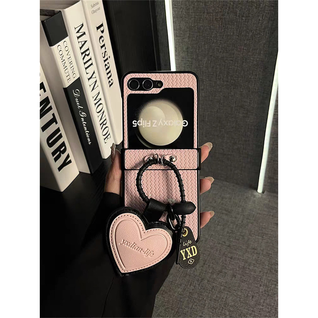 เคสลายทอสีทึบแฟชั่นเกาหลีพร้อมจี้หัวใจรักสําหรับ Samsung Galaxy Z Flip3 Flip4 ZFlip5 6 ฝาหลัง