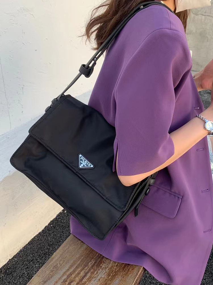 2024 High-End Retro Messenger กระเป๋ายุคกลางผ้าไนลอนกระเป๋าสุภาพสตรีทํางาน Commuter Underarm Bag กระเป๋าสะพาย