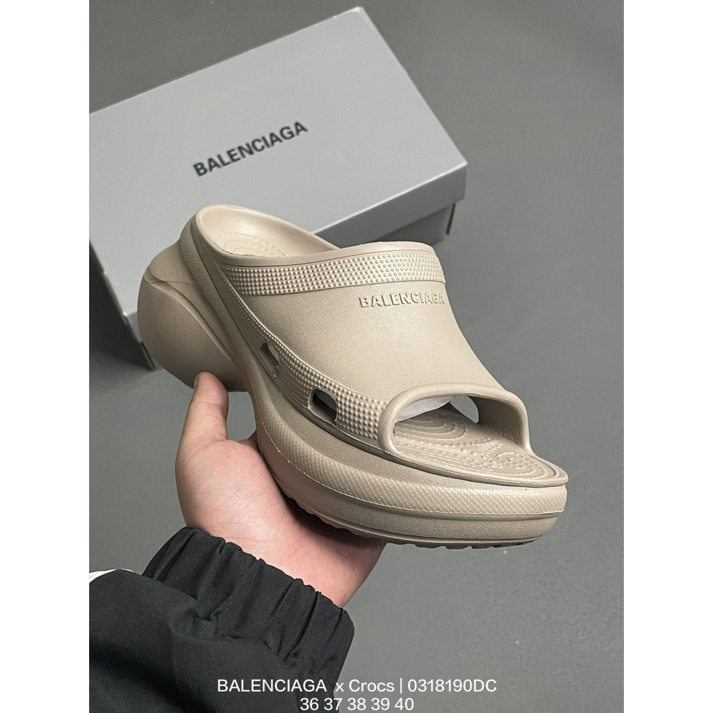 ของแท้  BALENCIAGA Mold Rubber Slide Sandals รองเท้าแตะพื้นหนา รองเท้าแฟชั่นสตรี รองเท้าแตะระบายอาก