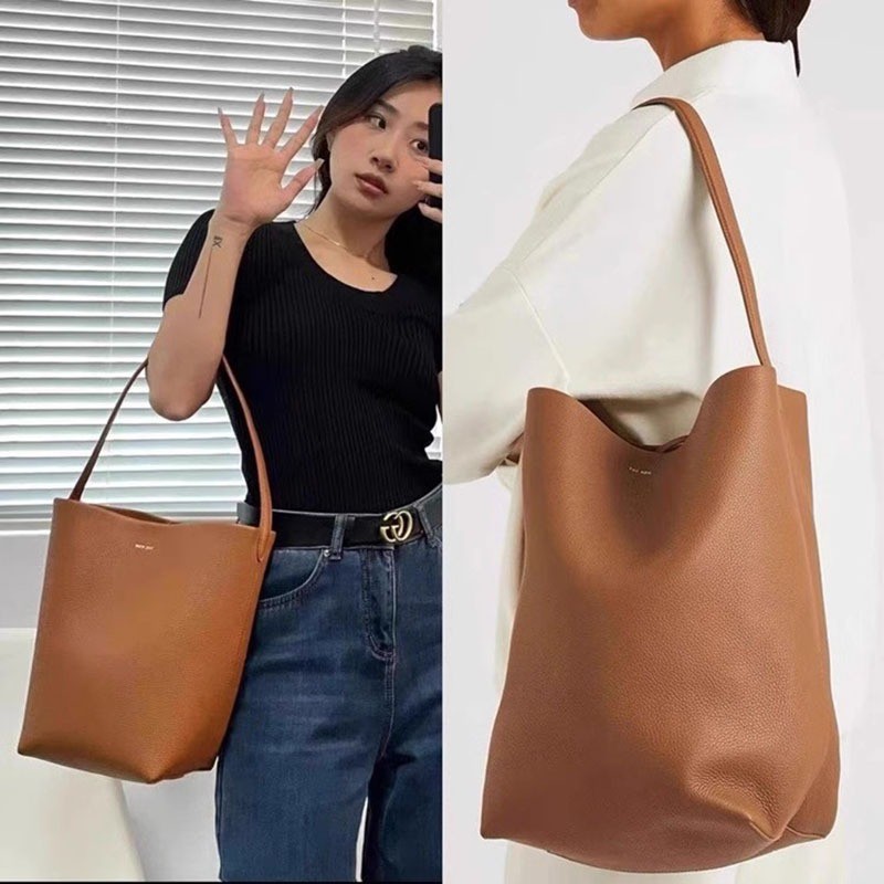 The Row Commuter Bucket Bag ขนาดใหญ่