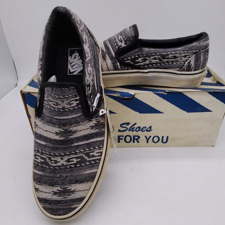 ♞,♘,♙VANS333: ES-041312F ขาว/ดำ ราคาป้าย 2,100 ลด 40% เหลือคู่ละ  1,260 บาท 2025