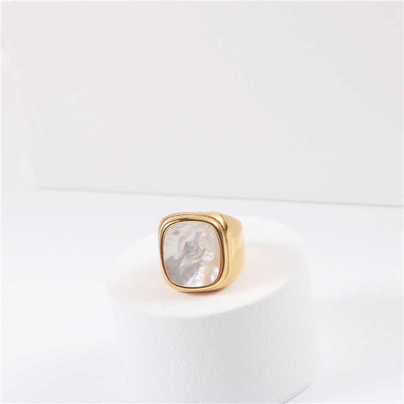 แหวนดีไซน์แฟรนซ์จากนักออกแบบ Lapis Lazuli กับลายเปลือกหอยมุก