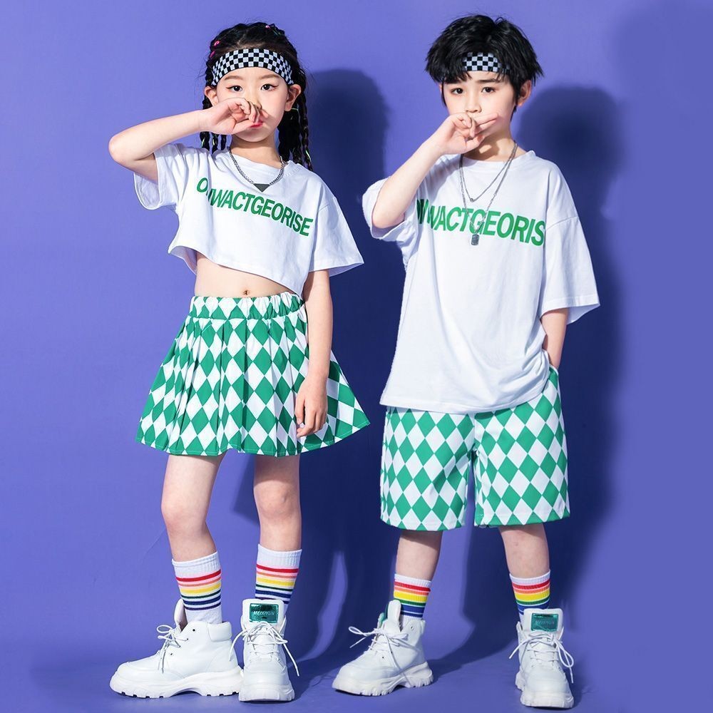 ชุดกีฬาสำหรับนักเรียน และชุดเชียร์ลีดเดอร์สำหรับเด็กเล็ก พร้อมใช้งานสำหรับงานวันเด็ก