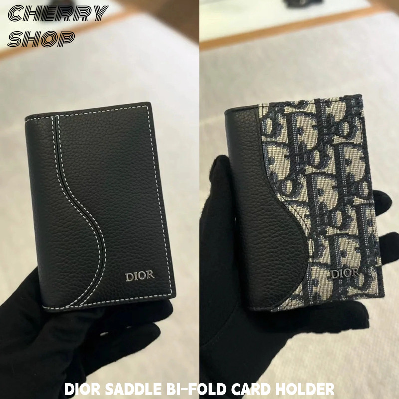 ดิออร์ DIOR Saddle Vertical Bifold Card Holderผู้ถือบัตรสองพับ กระเป๋าสตางค์ผู้ชาย Men's Wallet