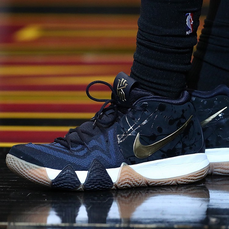 ♞Nike(ไนกี้) Kyrie 4 Irving รุ่นที่ 4 NCAA Halloween Drew Black Gold ปีลิงดำและสีขาว 943807-012