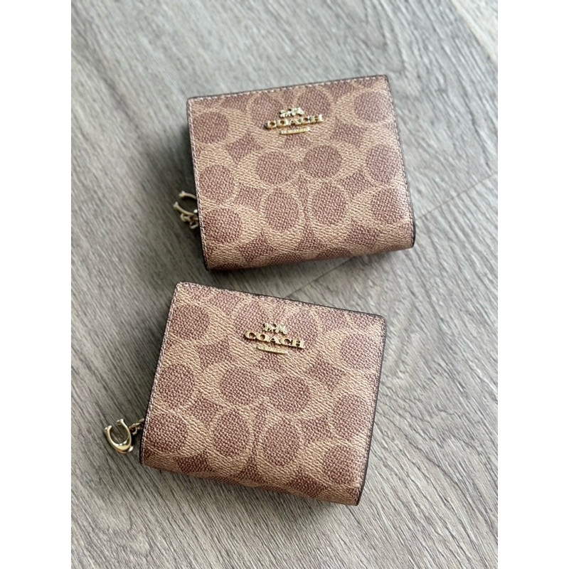กระเป๋าสตางค์ใบสั้น ลายซีสีน้ำตาล  COACH SNAP WALLET IN SIGNATURE CANVAS CW789 4 นิ้ว