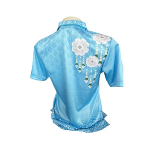เสื้อโปโลสีฟ้าสำหรับวันแม่ มีโลโก้สิริกิติ์ที่หน้าอกด้านซ้าย