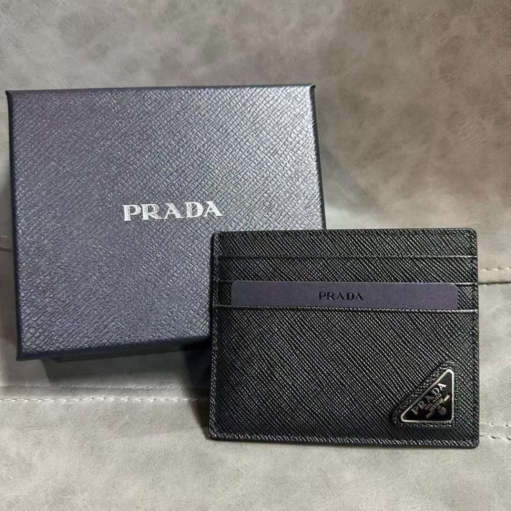 (ตัวแทนจัดซื้อใหม่) PRADA ที่ใส่บัตรหนัง Saffiano 2MC223_QHH_F0002
