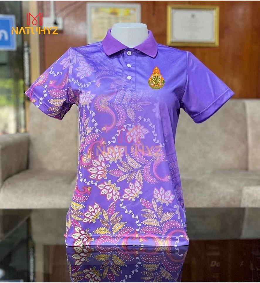 สีม่วง เสื้อโปโล พิมพ์ลาย ทรงผู้ชาย ทรงผู้หญิง(เลือกตราหน่วยงานได้ สาธารณสุข สพฐ อปท มหาดไทย อสม สำนักงานคณะกรรมการการศึกษาพื้นฐาน)P90
