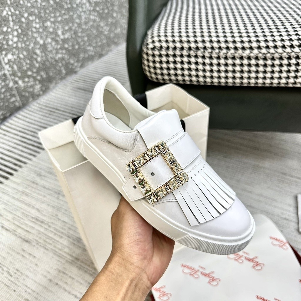 Roger Vivier สุภาพสตรีรองเท้าสีขาว 2024 สไตล์ใหม่พู่นําเข้าวัสดุ Cowhide รองเท้าผู้หญิงขนาดใหญ่ NA6