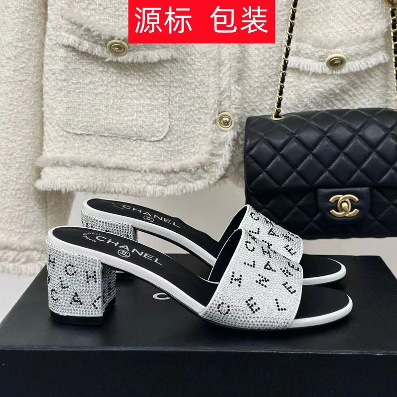 Chanel Xiaoxiangfeng 2024 ฤดูร้อนสไตล์ใหม่ Rhinestone การจับคู่สีตัวอักษรขนาดเล็กส้นหนารองเท้าแตะสาย