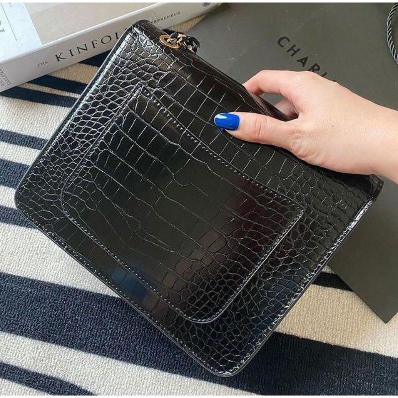 ♞,♘พร้อมส่ง  Quilted Chain Strap Clutch-croc CHARLES&KEITH กระเป๋าสะพายข้างสายโซ่หนัง croc df