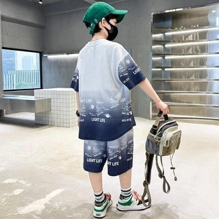 Akaki🌐 เสื้อผ้าเด็ก ชุดแขนสั้นเด็กชายฤดูร้อน กีฬากางเกงขาสั้นห้าจุด เด็กผู้ชายขนาดกลาง เท่ห์ หล่อแ