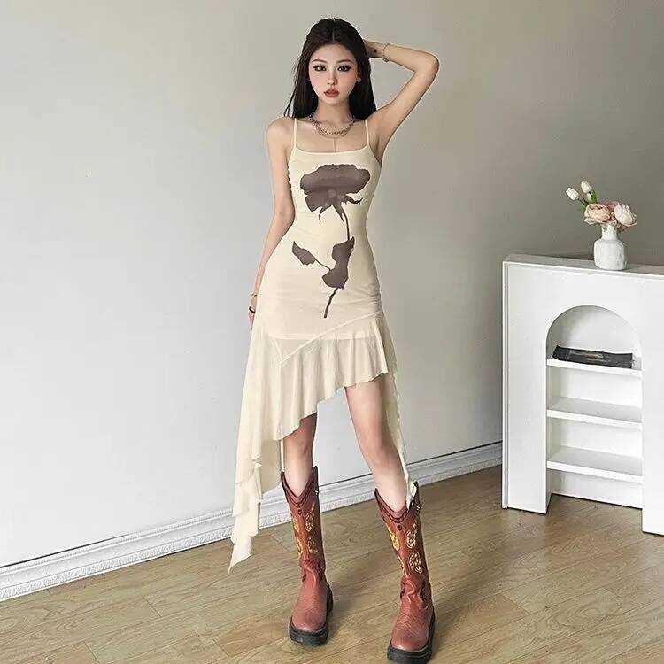 ▥ Retro Ink Printing ผู้หญิง Ruffle Splicing เพื่อทําให้พวกเขาดูเพรียวบางและชุดเอี๊ยมไม่สม่ําเส