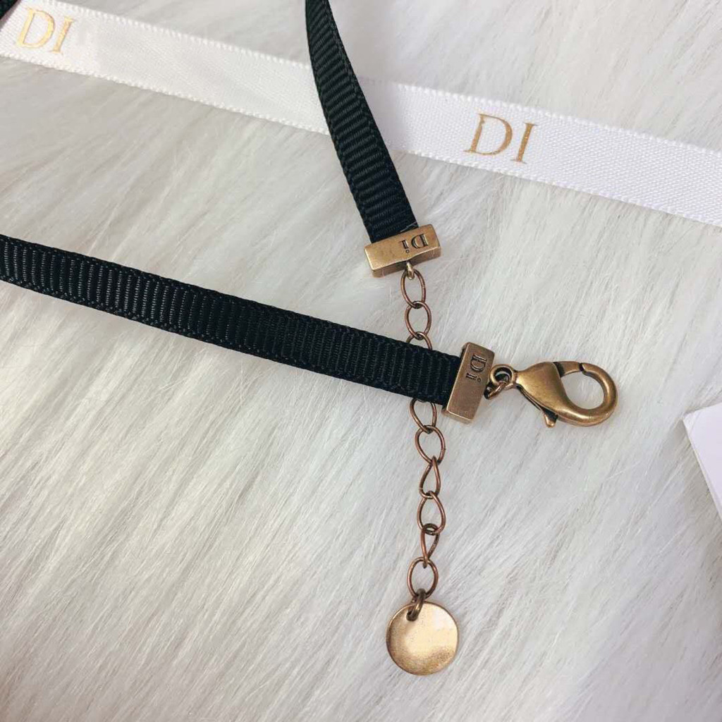 Dior สีดํา Clavicle Chain Choker ผู้หญิงคอเครื่องประดับสายคล้องคอบุคลิกภาพอินเทรนด์สั้น Choker 2024