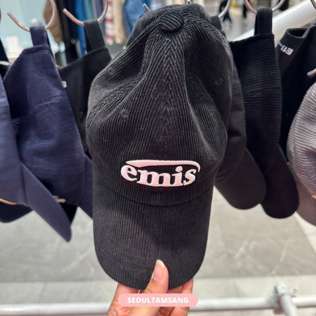 ♞,,(พร้อมส่ง/พรีออเดอร์) หมวกลูกฟูก EMIS - NEW LOGO CORDUROY EMIS CAP-CREAM แบบคุณจีซู BlackPink