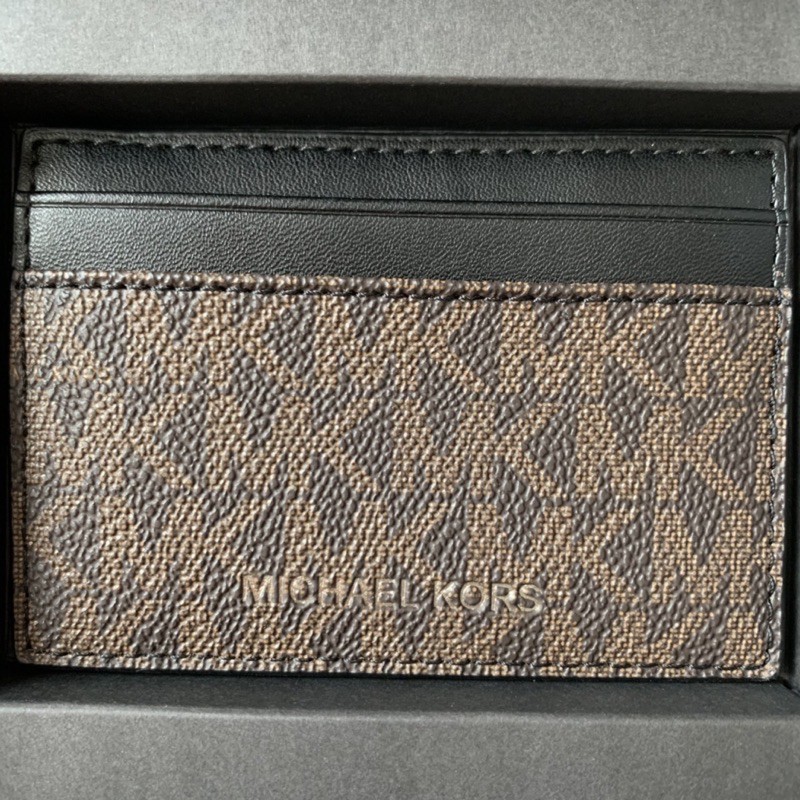 แท้% เซ็ตของขวัญ Michael kors กระเป๋าสตางค์พร้อมที่ใส่บัตร งามๆค่ะ พร้อมกล่อง ของแท้แน่นอนรับประกัน