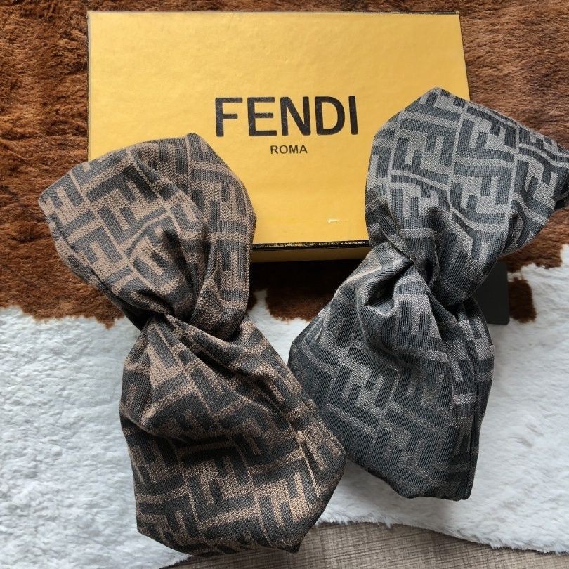 Fendi ที่คาดผมกันลื่นชื่อใหญ่ในยุโรปและอเมริกาที่คาดผมแบบยืดหยุ่นตัวอักษรคลาสสิกที่คาดผม F ที่คาดผมโ