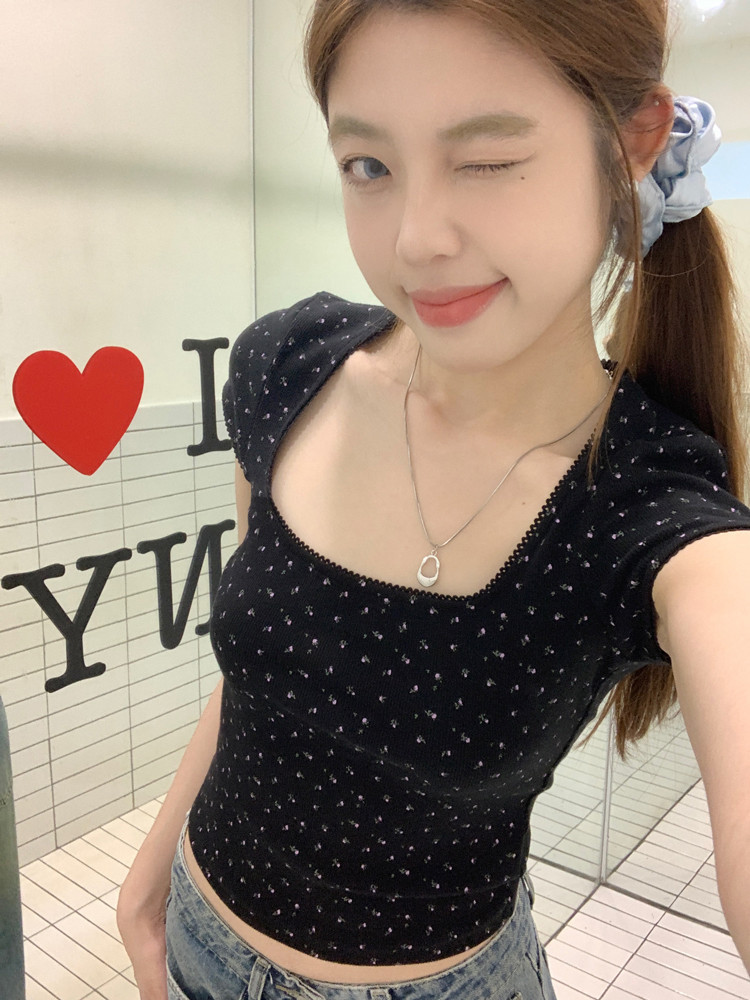 75850 ย้อนยุคสแควร์คอดอกไม้เกลียวเสื้อยืดผู้หญิง