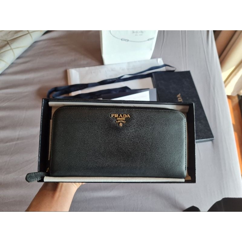 ส่งต่อ กระเป๋าสตางค์ยาว Prada zippy wallet ของแท้100% ออกช็อป  มือ2 สภาพดี