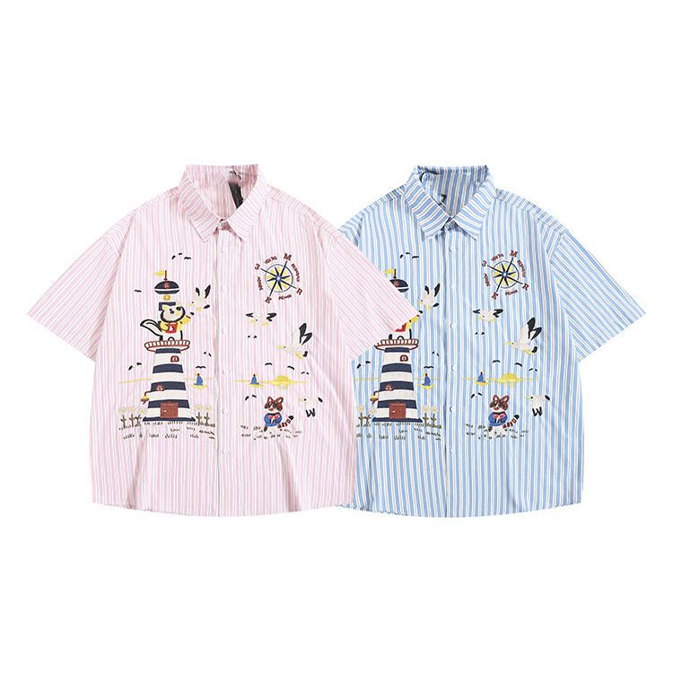เสื้อเชิ้ตแขนสั้นลายทางแนวตั้งการ์ตูนอินเทรนด์ของญี่ปุ่นสําหรับผู้ชายในฤดูร้อนเสื้อเชิ้ตแขนสั้นอเนกประสงค์หลวม