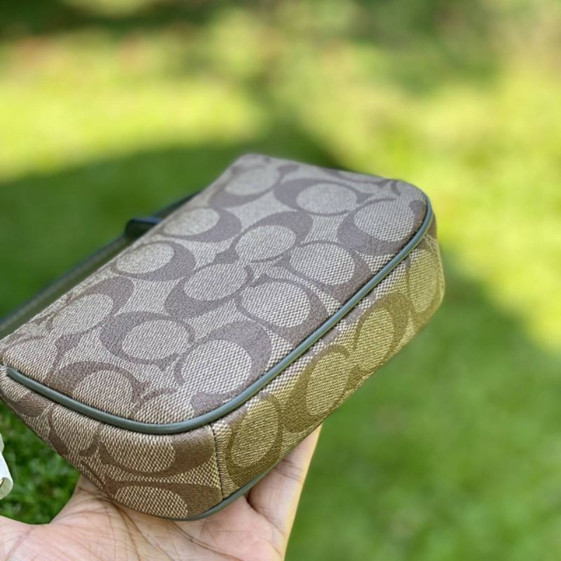 COACH NOLITA 15 IN SIGNATURE CANVA S่Style No: COACH C4580Size: 6" (L) x 4" (H) x 1 1/2" (W)Color: