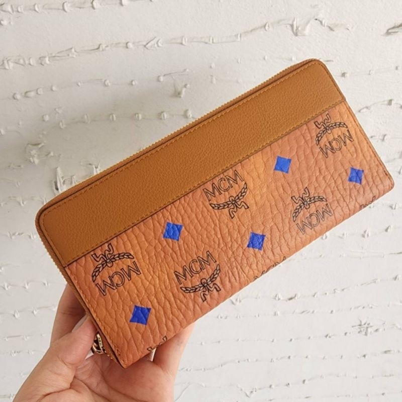 กระเป๋าสตางค์ใบยาว  สีสวย สดใส แบบมีซิปรอบมี 2สีคร้า ขาว /น้ำตาลNew MCM Logo-Embossed Large Zip Wal