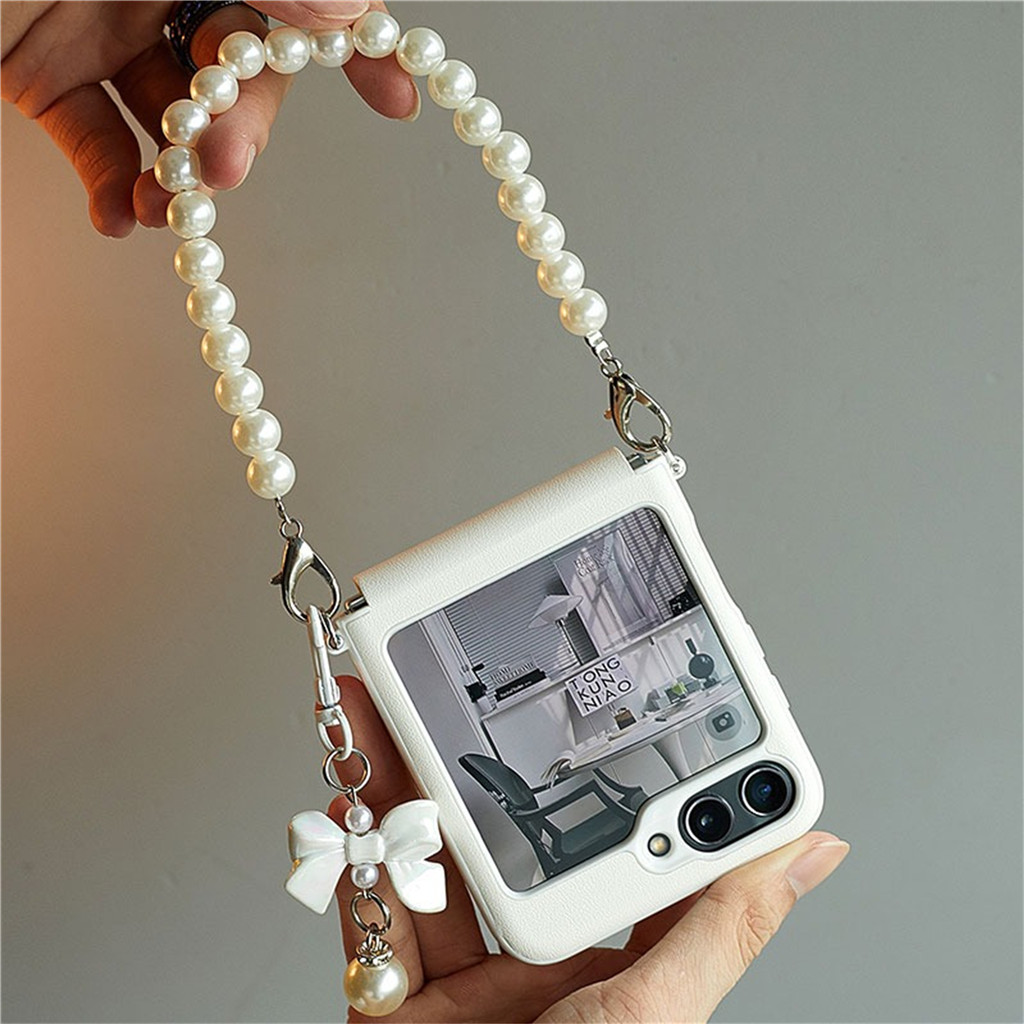 หรูหราเรียบง่ายเคสโทรศัพท์สีขาวพร้อมสร้อยข้อมือมุกแบบพกพาโบว์จี้สําหรับ Samsung Galaxy Z Flip5 Zflip6 ZFlip 5 Flip6 ฝาครอบ