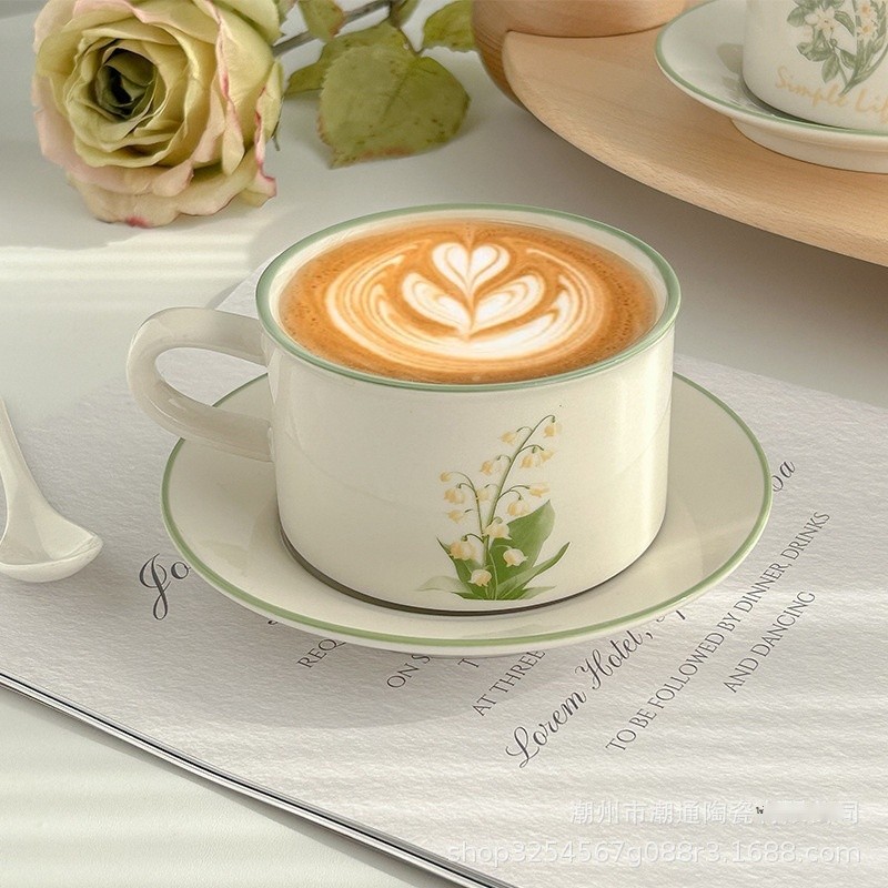 L แสงหรูหราสีเขียวลิลลี่แห่งหุบเขาถ้วยกาแฟถ้วยเซรามิกที่ใช้ในครัวเรือนและชุดจานรองถ้วยชาดอกไม้ยามบ่