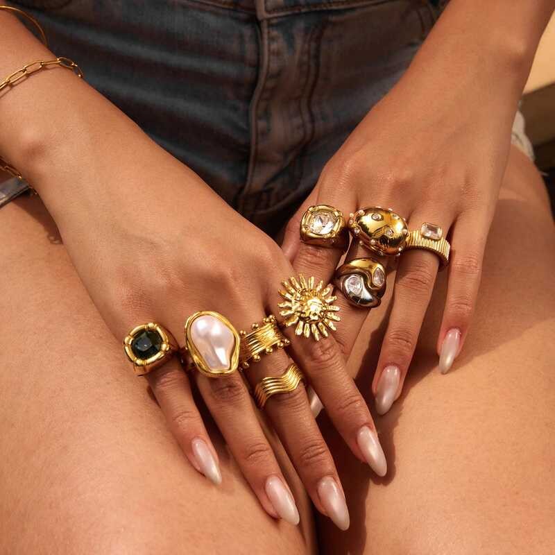 Uworld แหวนสแตนเลสสตีลชุบทองคำสีทอง Fashion ประดับมุกและเพชรซิรคอนแบบซ้อนกันได้สำหรับผู้หญิง