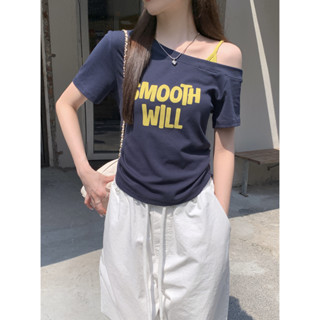 92431 เสื้อยืดแขนสั้นพิมพ์ลายตัวอักษรชัดเจน และออกแบบไหล่เฉี…