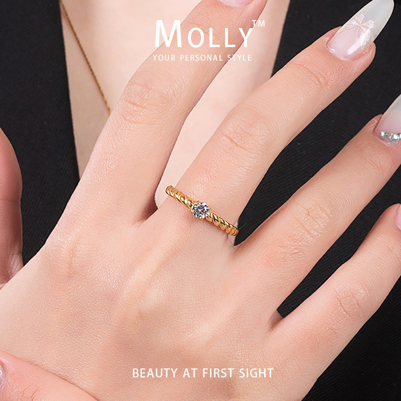สแตนเลส Twisted Pattern Zirconia แหวนหินสําหรับผู้หญิง Non Tarnish Gold Plated Hypoallergenic Minimalist ข้อเสนอแหวนแต่งงาน
