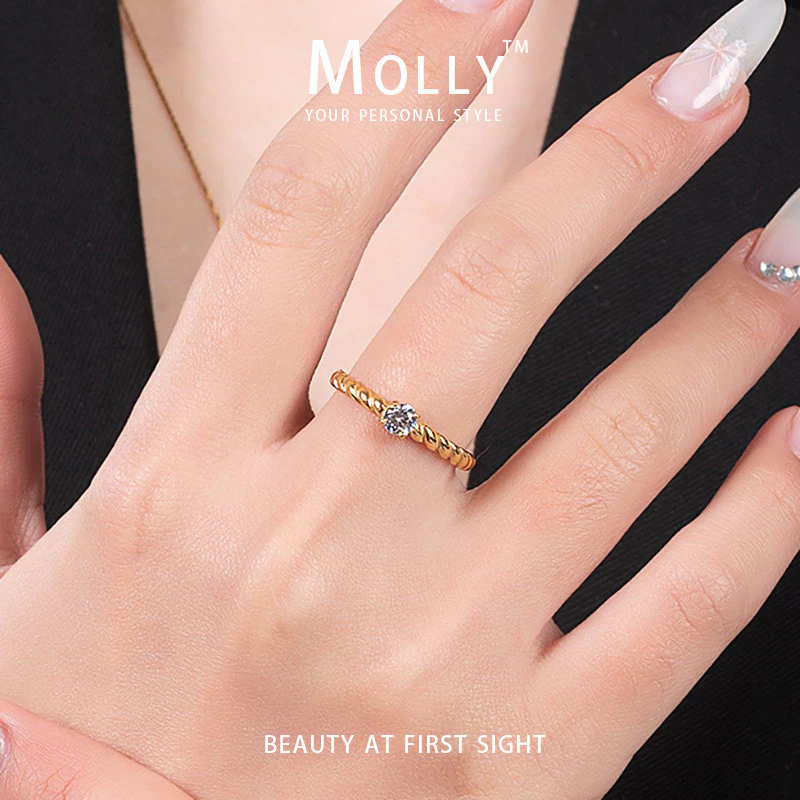 สแตนเลส Twisted Pattern Zirconia แหวนหินสําหรับผู้หญิง Non Tarnish Gold Plated Hypoallergenic Minimalist ข้อเสนอแหวนแต่งงาน