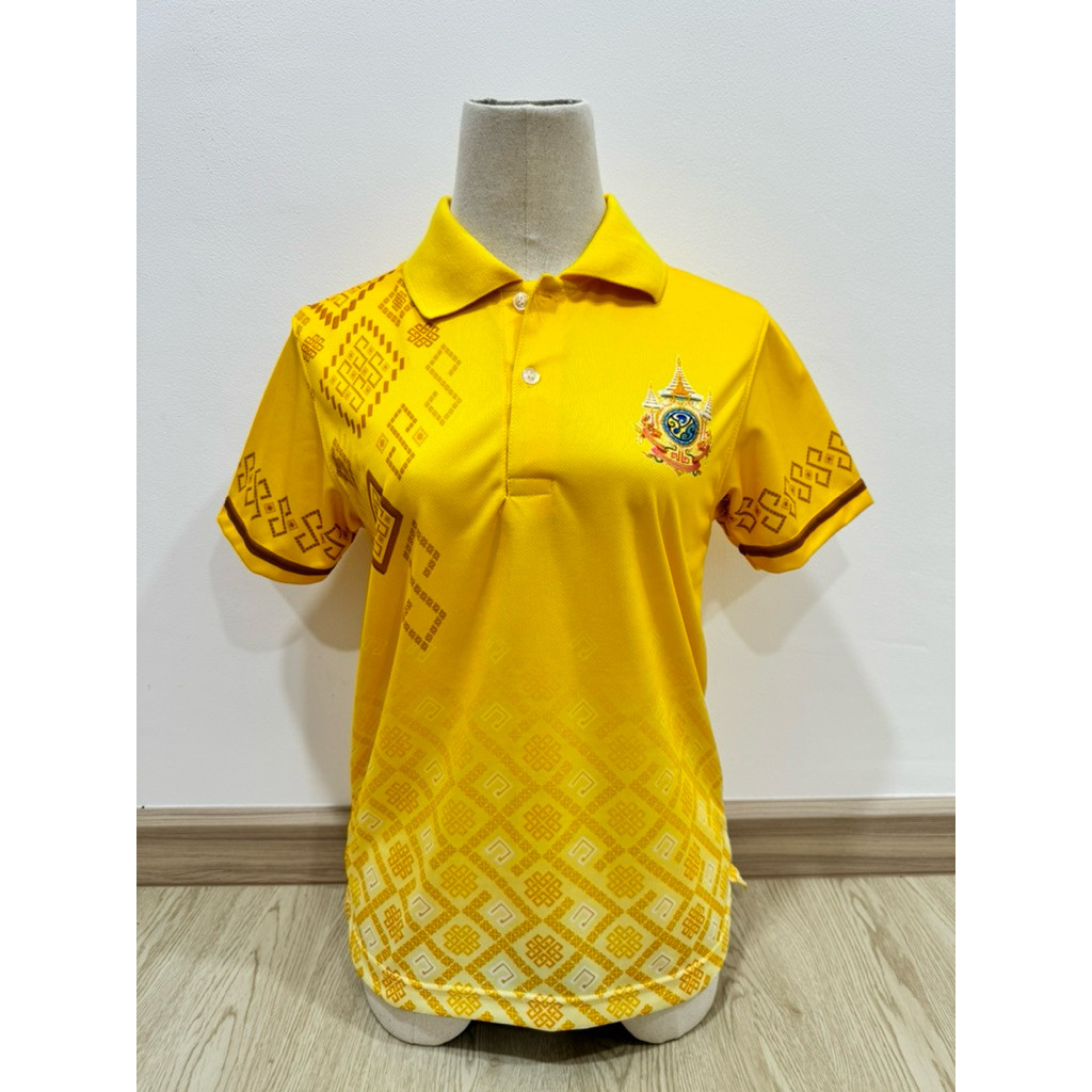 เสื้อเหลืองตราสัญลักษณ์ 72 ลายวชิรภักดิ์ แขนสั้น ผ้านิ่มใส่สบายไม่ร้อน – โปรปัง