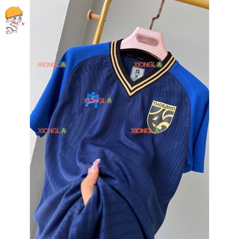 เสื้อกีฬาคอวีไอมาเน่ รุ่น เอมบอส พร้อมเฟกเทาทอง